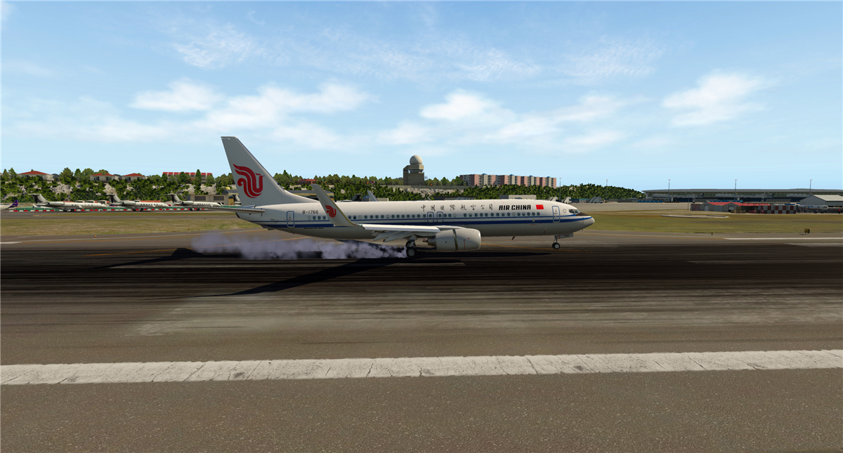 B737客机降落接触跑道瞬间。-2095 